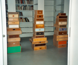 "Designkiosk" (– Das rote Notizbuch), Ausstellungsprojekt mit KünstlerInnen aus verschiedenen Disziplinen, Kunstverein Hannover 1997. Foto: Archiv der Künstlerin