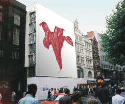 "come closer", a thing of beauty is a joy forever, Kugelschreiberzeichnungen geplottet auf wetterbeständiger Folie – Großplakate im öffentlichen Raum, "Madrid oder Mailand – Hauptsache Italien", Aschaffenburg 1999, 500 x 700 cm. Foto: Archiv der Künstlerin