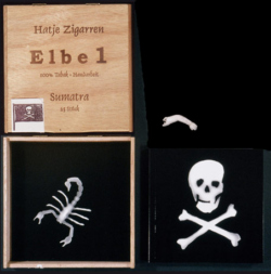 "Tortuga", revolverle, for all ages,  2004, Fotogramme, 12,5 x 12,5cm, 72 Seiten, Fadenheftung, Offsetdruck, Revolververlag, Auflage 500, Vorzugsausgabe, Box, original Fotogramm, Heft und Fundstück aus der Sammlung, Auflage 30. Foto: Archiv der Künstlerin