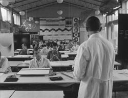 Filmstill aus: Staatliche Werkkunstschule Saarbrücken, Klasse "Grundlehre" unter der Leitung von Oskar Holweck, Filmbericht des Saarländischen Rundfunks vom 14.01.1964
