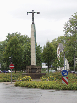 Saarlouis, Simon, Skulptur für Ehrenmal