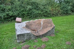 Merzig-Bietzen, Schneider, "Muldenstein mit rotem Würfel"