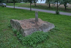 Merzig-Bietzen, Schneider, "Sonnen-Schatten-Stein mit Quadratur"