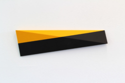 Sigurd Rompza, farb-licht-modulierung, 2019-11, 36 x 120 x 6 cm, Acrylfarbe und Lack auf MDF. Foto: Dirk Rausch