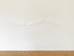 Sigurd Rompza, Zeichnung  auf Relief, Triptychon, Acrylfarbe und Lack auf MDF, Installationsansicht im Schauraum am Laboratorium, Saarlouis 2023