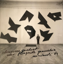 Schwarzes Quadrat oder fliegende Geometrie